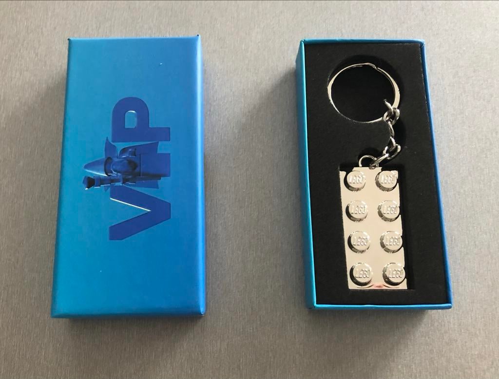 LEGO 5006330 VIP METAL KEYCHAIN / SLEUTELHANGER (NIEUW), Overige thema's, Lego, Nieuw, Ophalen of Verzenden
