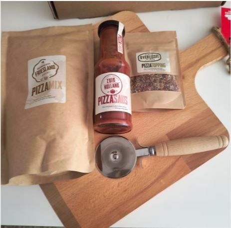 Pizzapakket met snijplank en snijder, Huis en Inrichting, Overige typen, Ophalen of Verzenden, Nieuw