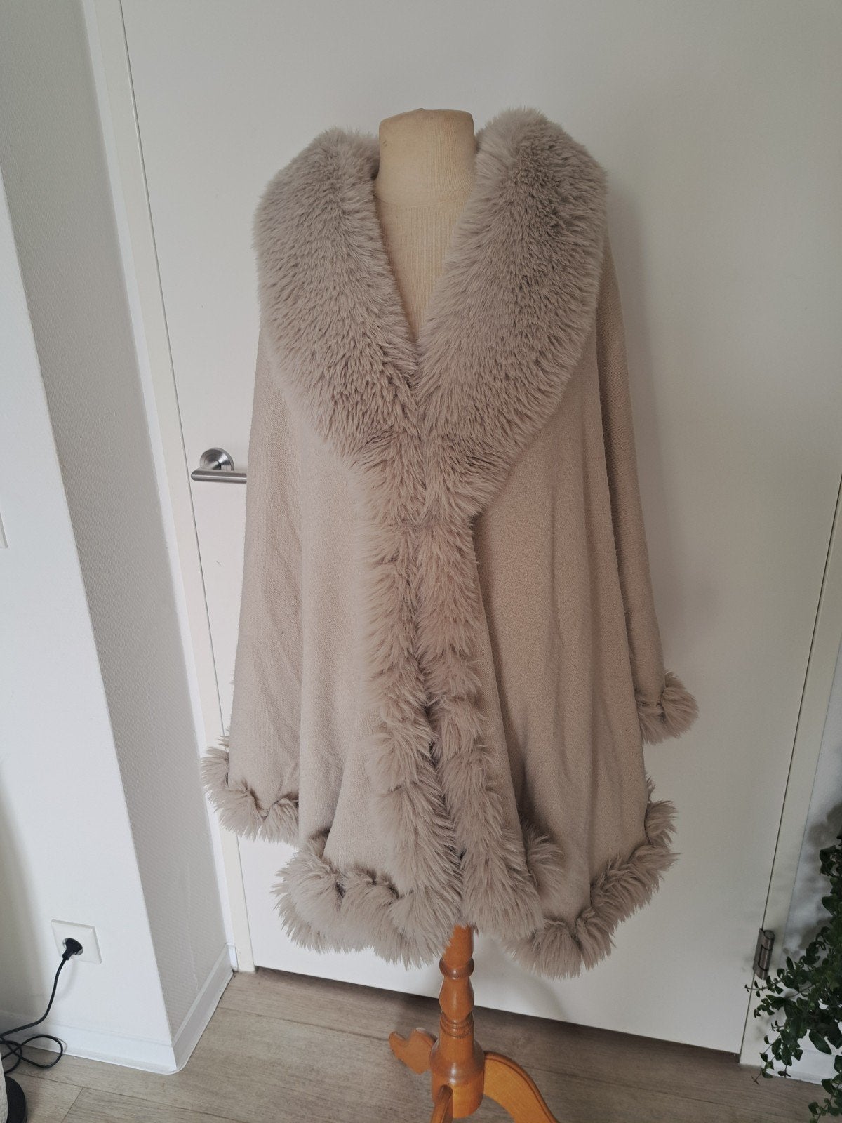 poncho/cape met imitatiebont beige, Verzenden, Zo goed als nieuw, Beige