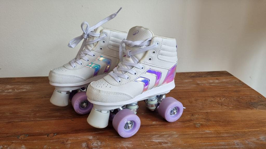 Witte rolschaatsen met paarse wielen - Maat 33, Ophalen of Verzenden, Zo goed als nieuw, Kinderen