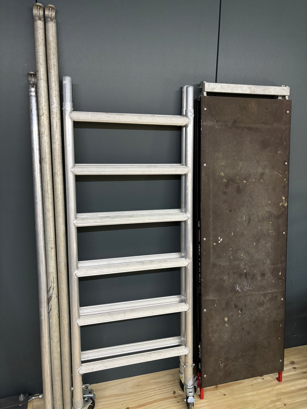 Altrex kamer steiger, Ophalen, Poortinga, Poortingaverhuur@gmail.com, Zo goed als nieuw