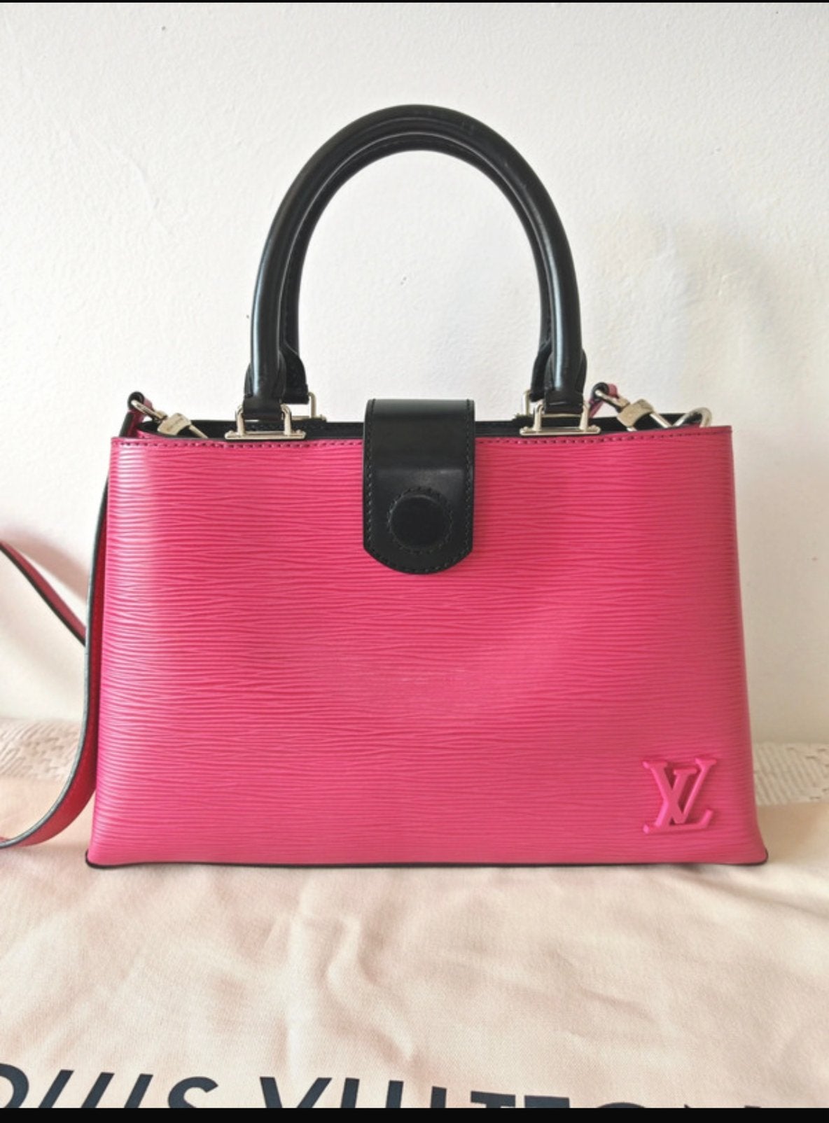 Louis Vuitton Cléber PM Crossbody Tas Epi Leer Hot Pink, Ophalen of Verzenden, Zo goed als nieuw, Roze, Schoudertasje