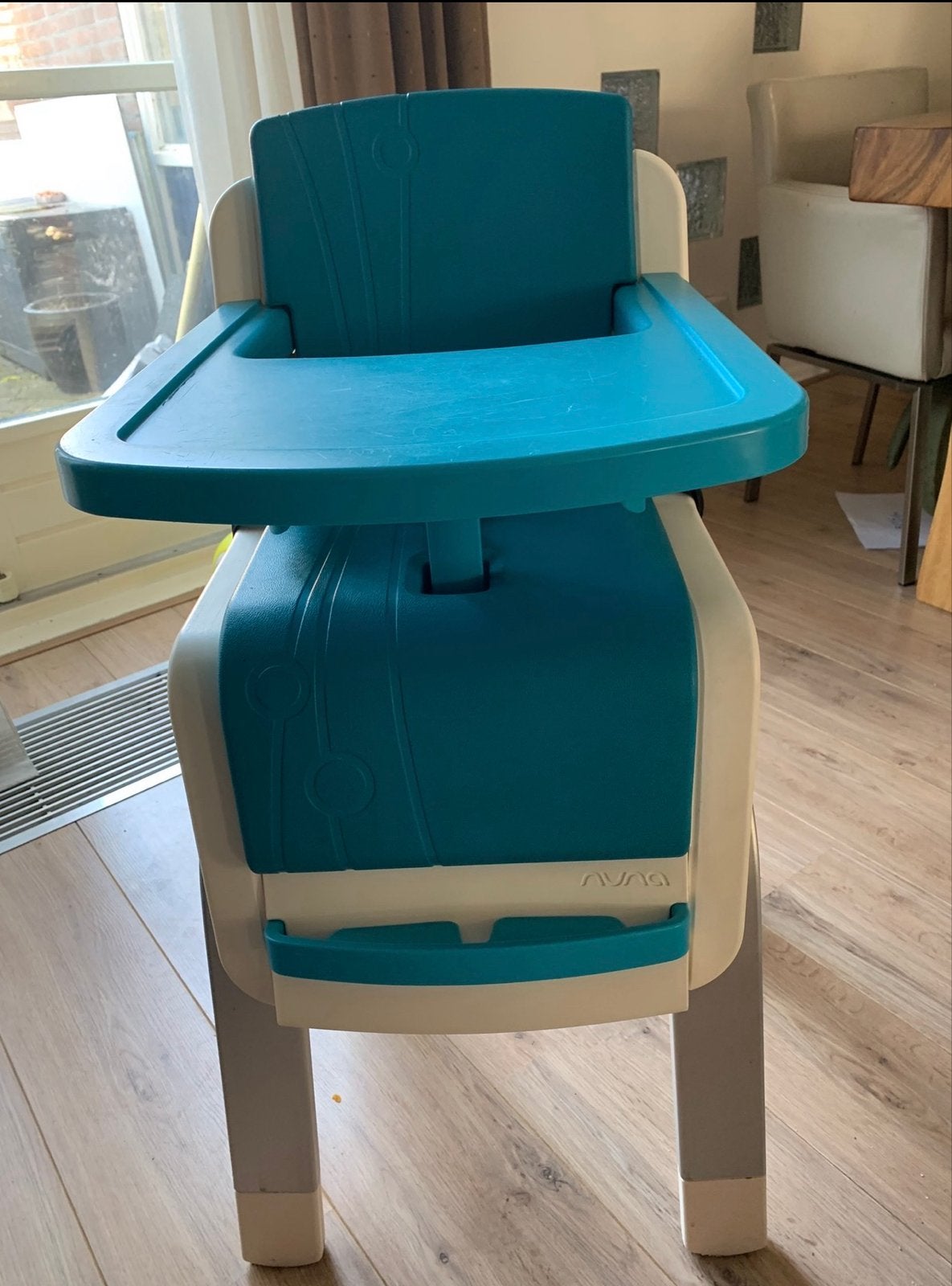 Nuna Zaaz kinderstoel in blauw/wit met eetblad en gordel, Ophalen, Gebruikt, Overige typen, Afneembaar eetblad