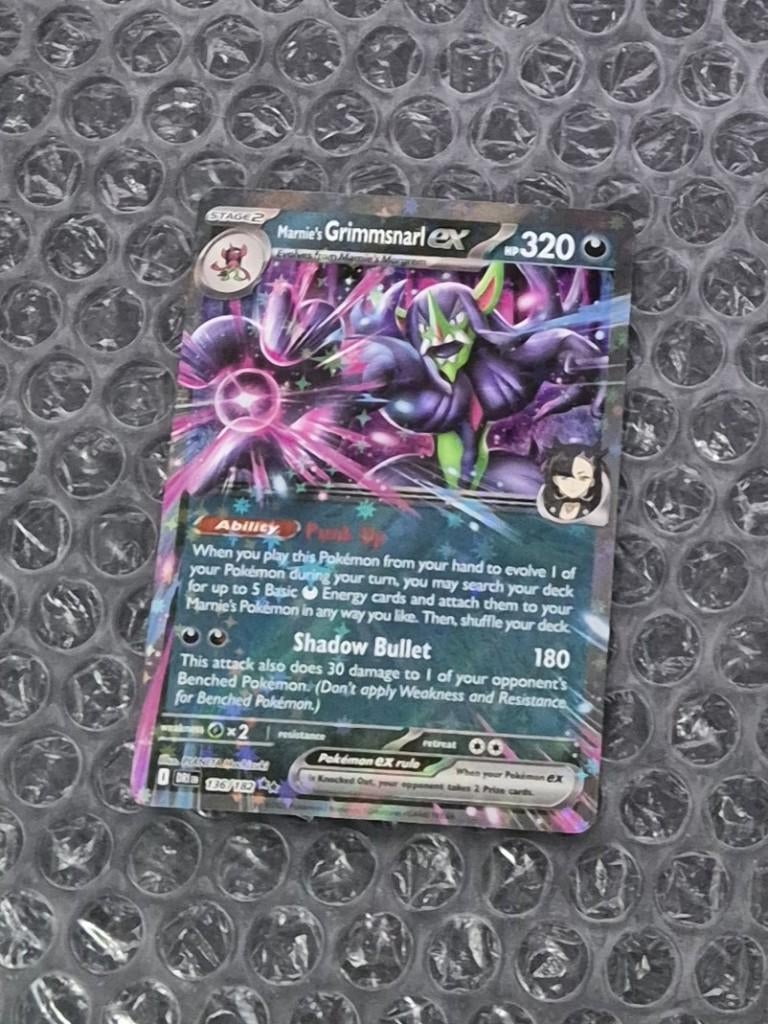 Marnie's Grimmsnarl ex 136/182 Destined Rivals DRI Scarlet, Ophalen of Verzenden, Zo goed als nieuw, Losse kaart, Foil
