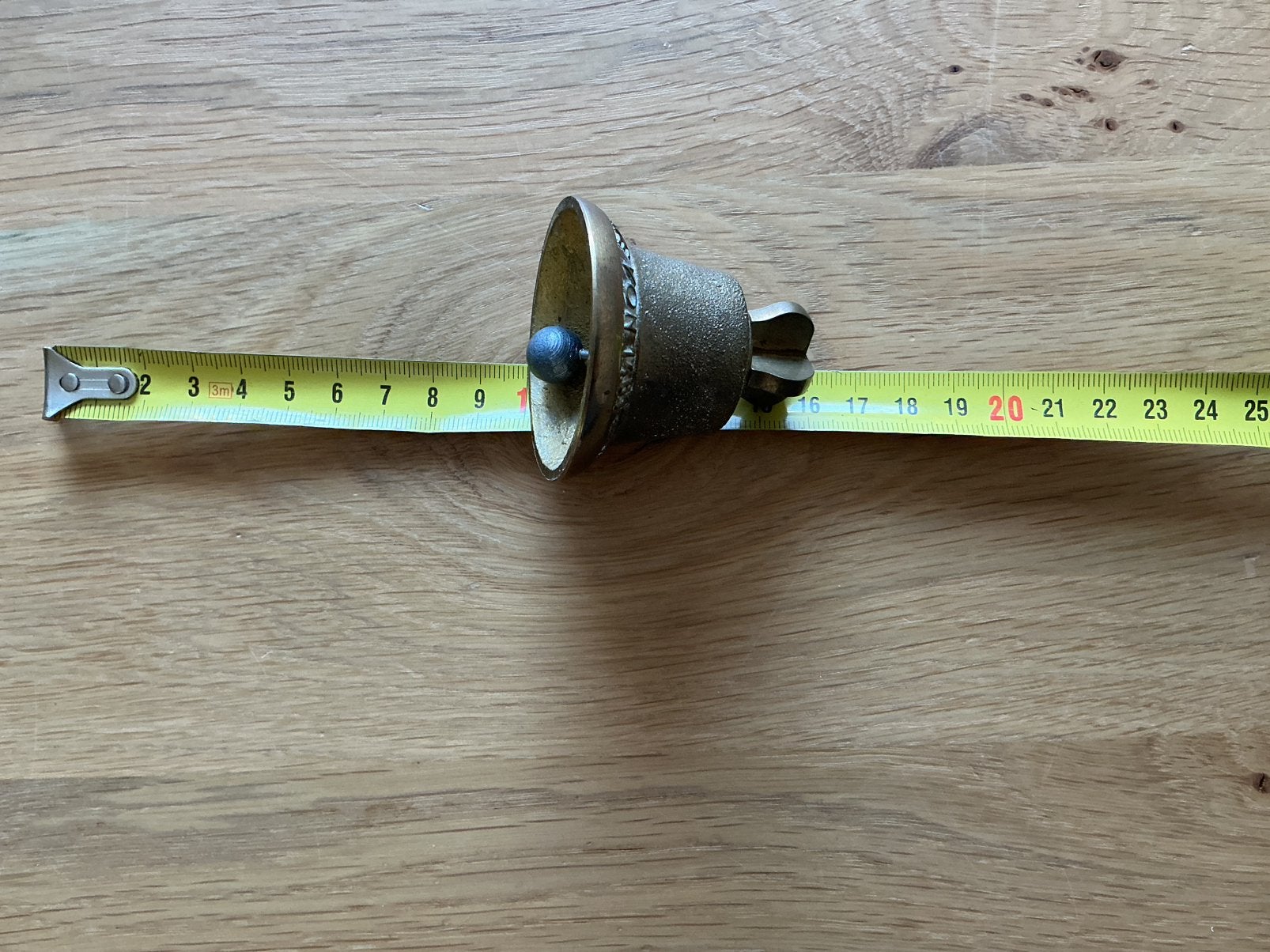 Klein bronzen / messing belletje met inscriptie., Ophalen of Verzenden, Brons