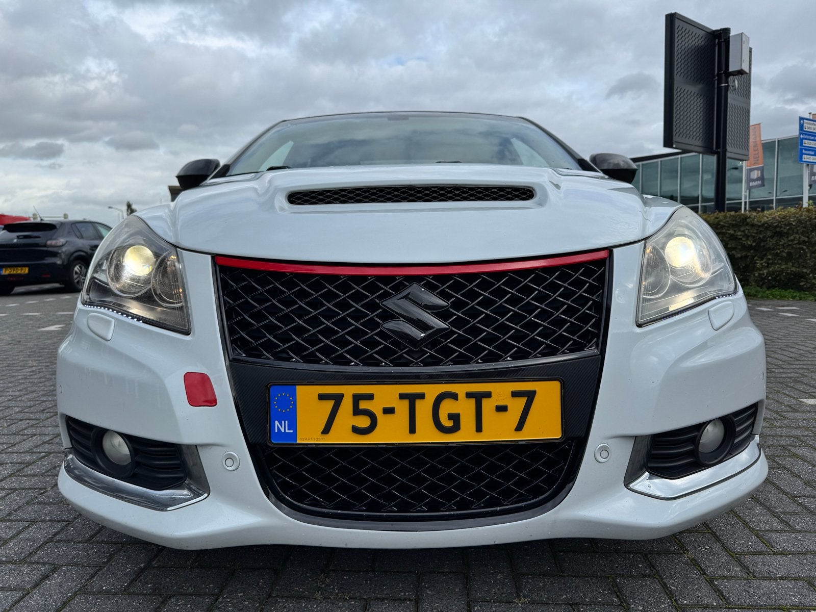 Suzuki Kizashi 2.4 I 2012 Wit, Auto's, Zwart, 4 cilinders, Wit, 75 €/maand