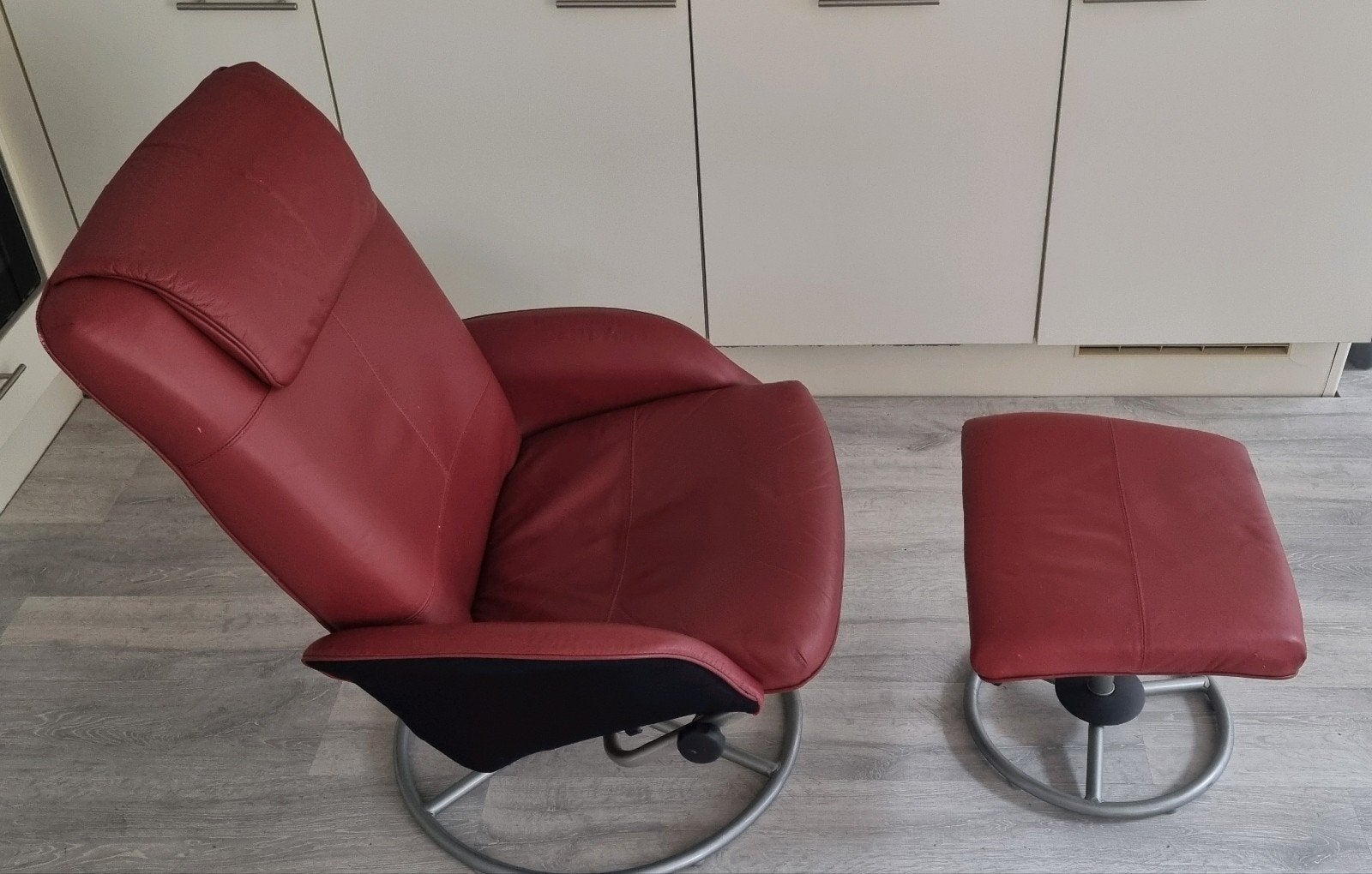 Rode leren Ikea relaxfauteuil met voetenbankje, Huis en Inrichting, Fauteuils, Ophalen, Gebruikt, Leer