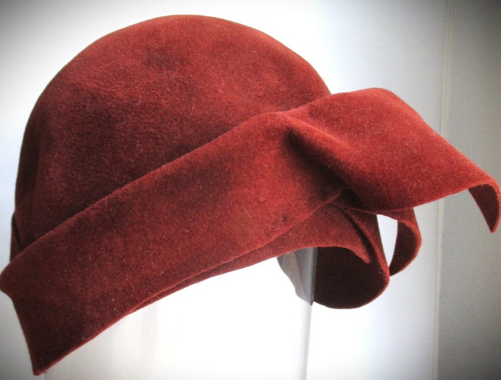 Cloche hoed in de jaren 30 stijl van vilt~Bordeaux rood, Ophalen of Verzenden, Dames, Onbekend