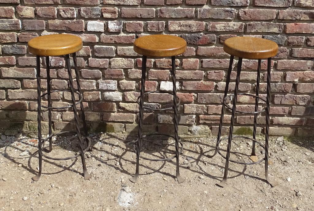 3 maal oude barkruk met smeedijzeren poten, Ophalen