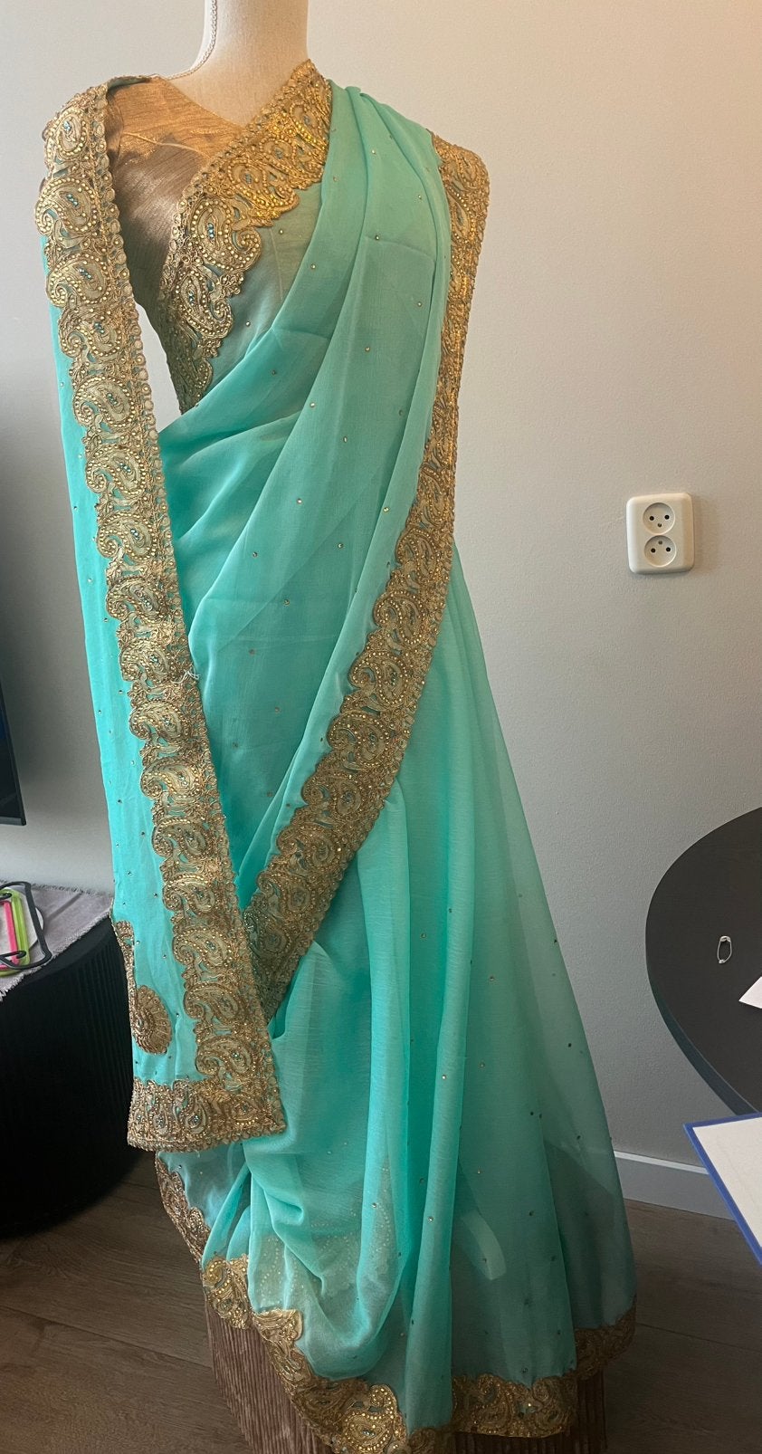 mintgroene Indiase sari met brede gouden rand en blouse, Overige typen, Maat 42/44 (L), Nieuw, Ophalen of Verzenden