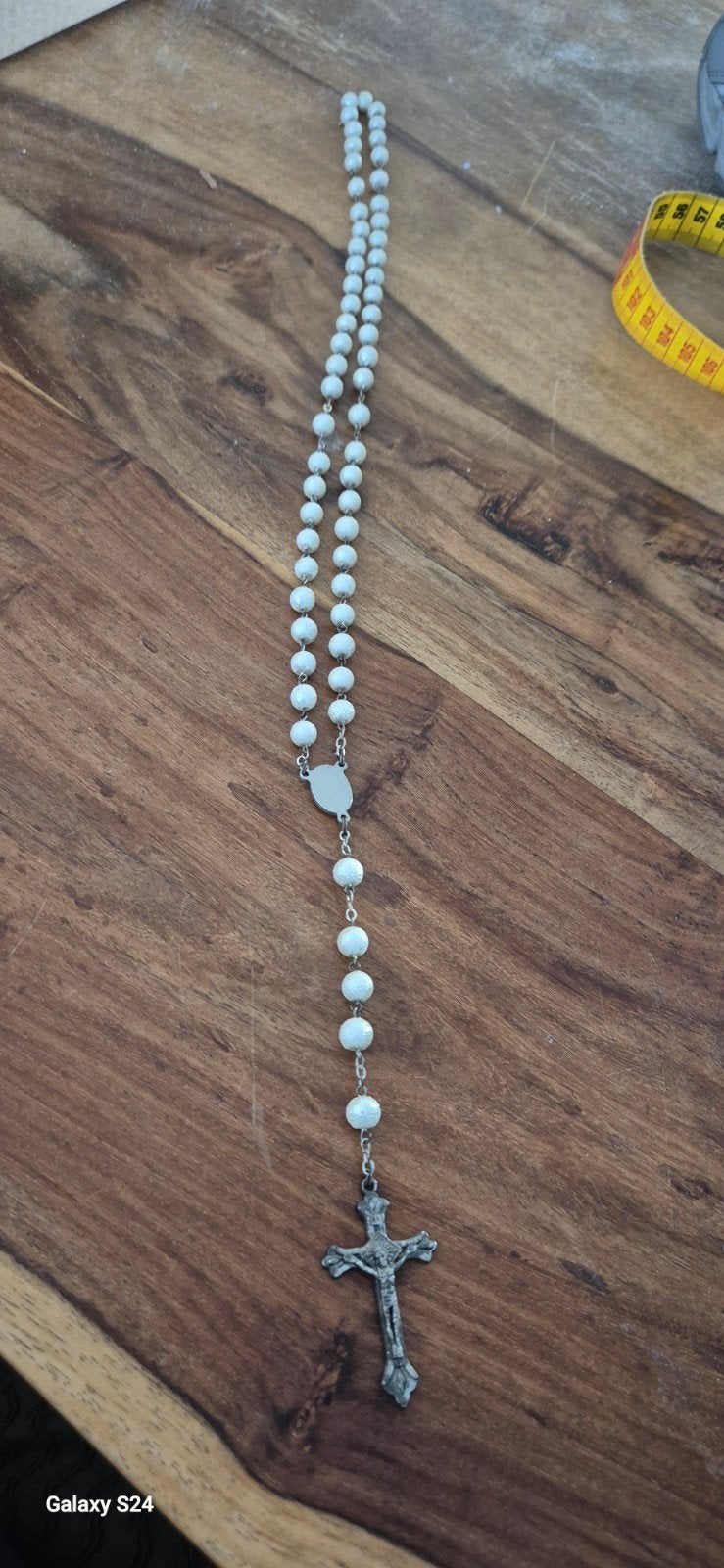 Rozenkrans ketting met kruis - 48 cm, Gebruikt, Wit, Ophalen of Verzenden, Overige materialen