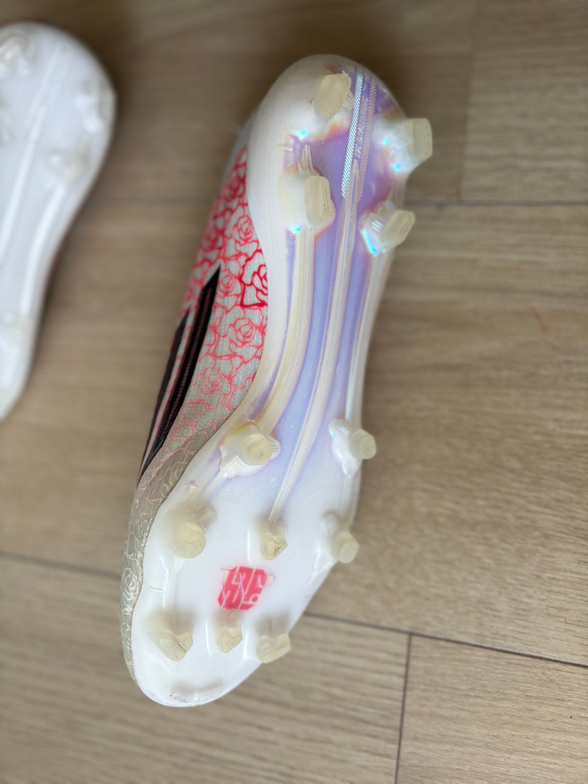 Adidas F50 voetbalschoenen - Wit met roze rozen, Ophalen of Verzenden, Nieuw, Schoenen