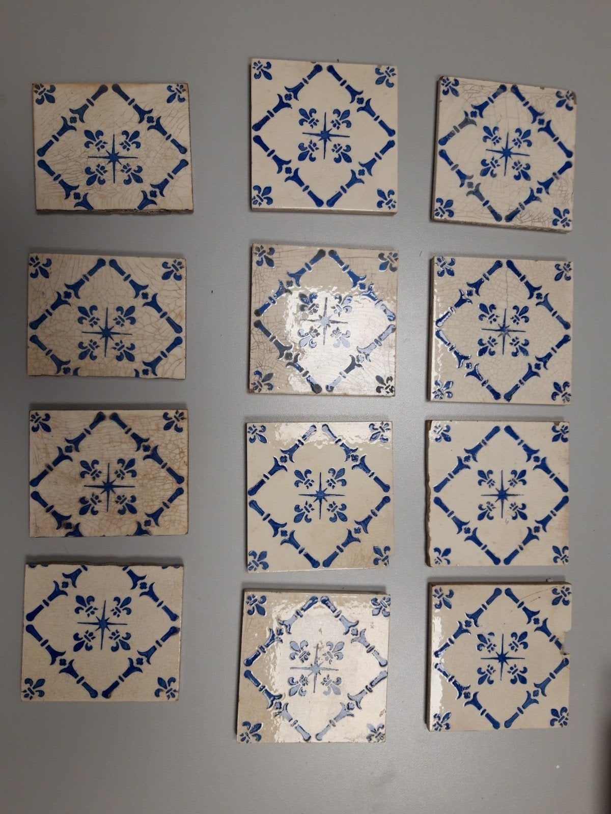 12 antieke Longwy tegels uit Frankrijk, Antiek en Kunst, Antiek | Wandborden en Tegels, Ophalen of Verzenden