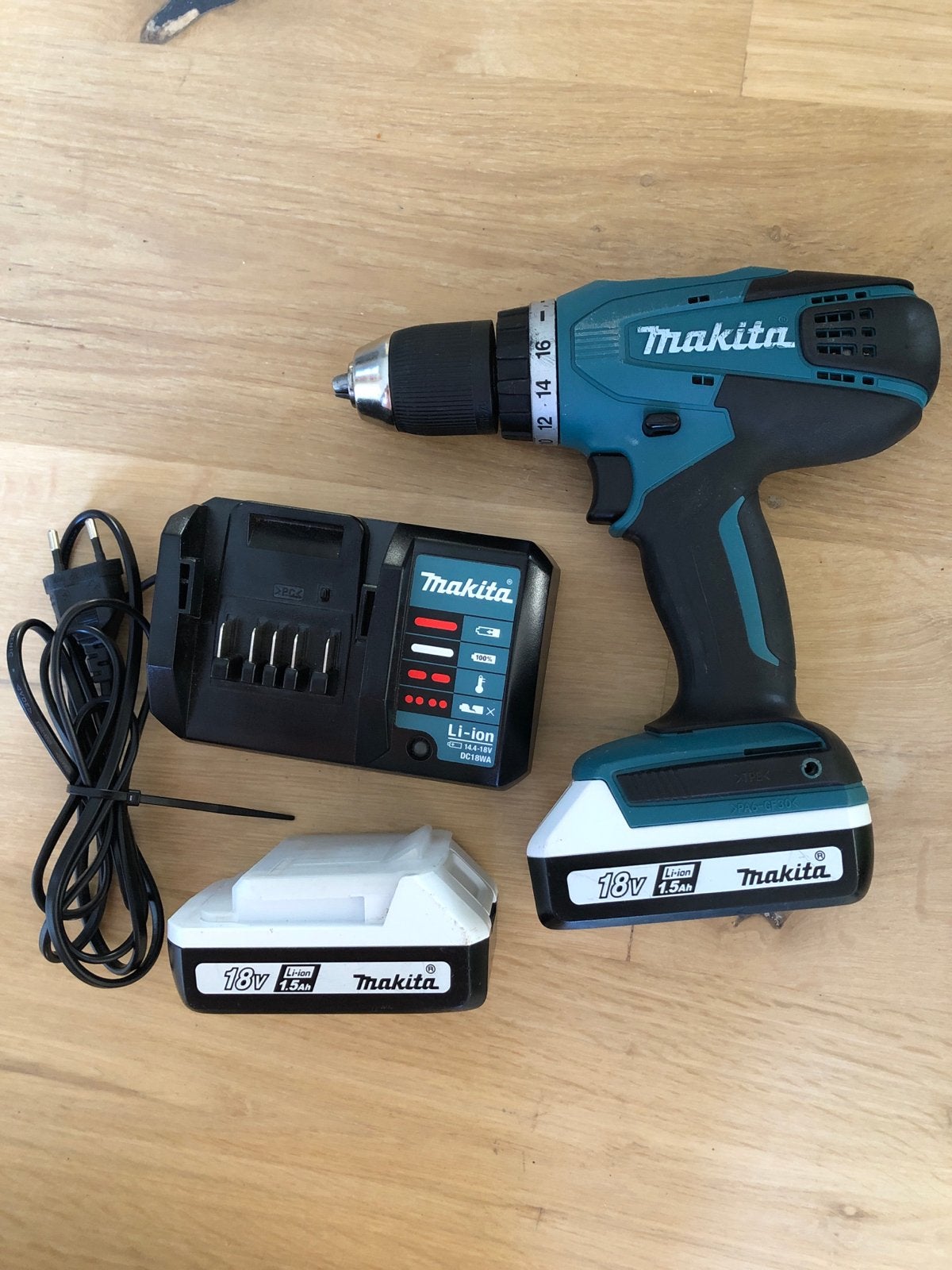 Makita DF457D 18V Boor-/Schroefmachine met 2 accu's en lader, Ophalen, Variabele snelheid, Boor- en Schroefmachine, Gebruikt