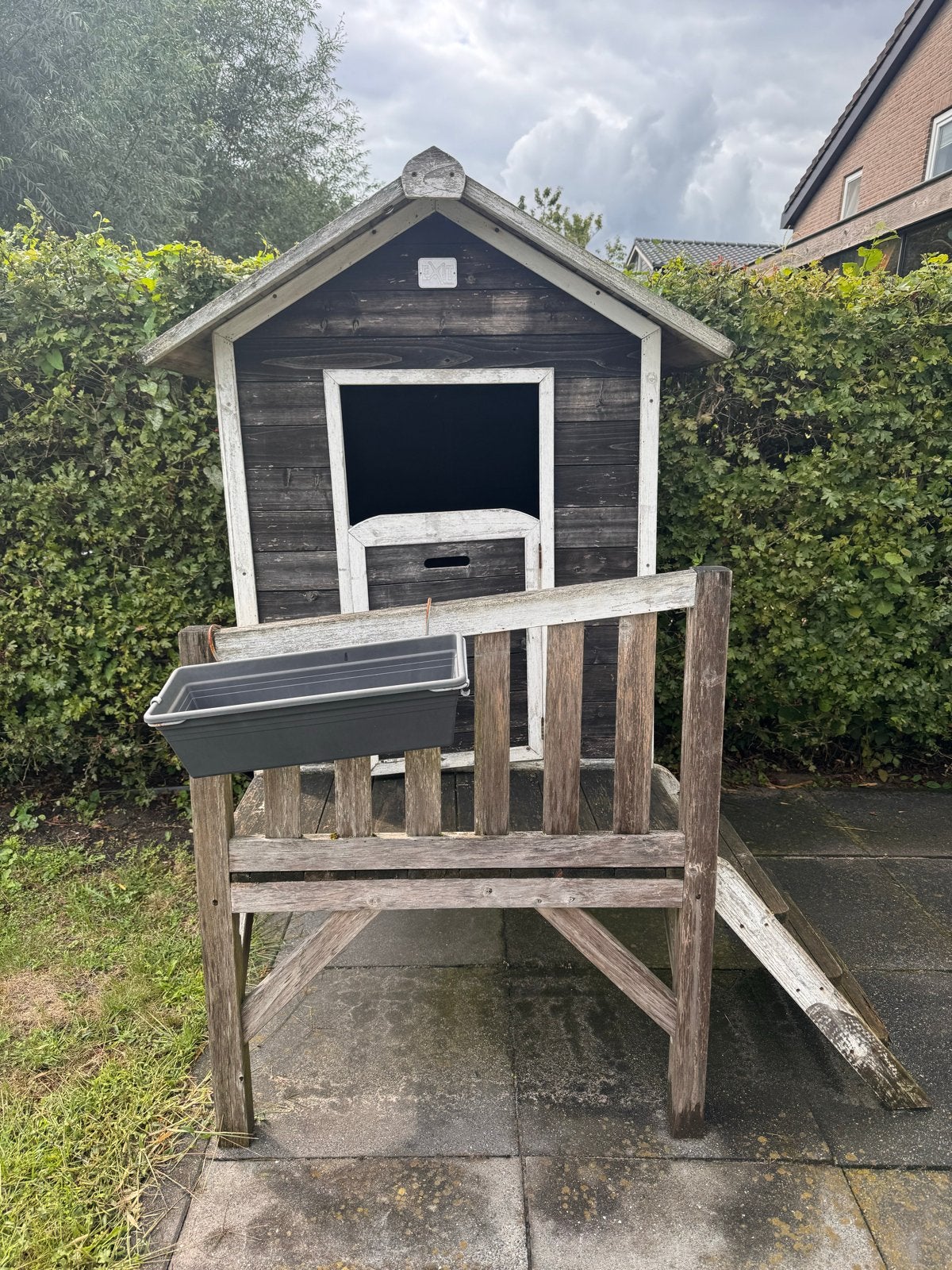 Houten speelhuisje met veranda en trap, Kinderen en Baby's, Speelgoed | Buiten | Speelhuisjes, Ophalen, Gebruikt, Hout