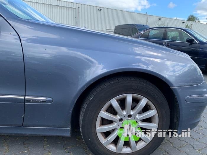 Scherm rechts-voor van een Mercedes E-Klasse