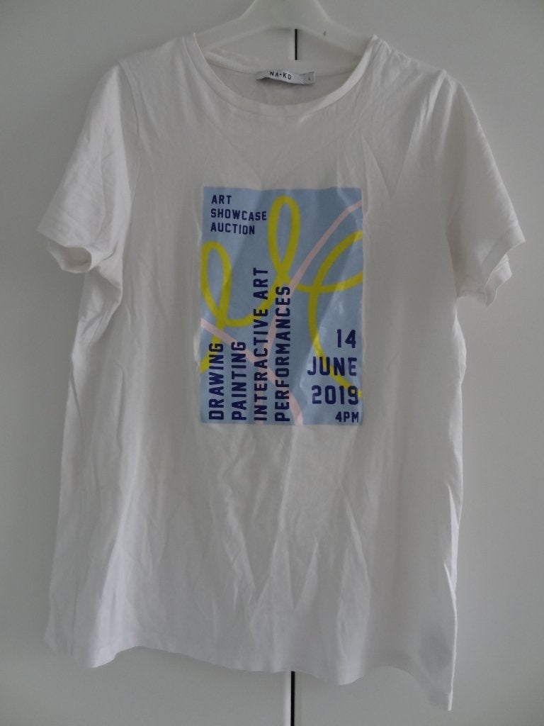 T-shirt in in wit met blauwe opdruk van NA-KD - Maat M, Maat 38/40 (M), NA-KD, Wit, Ophalen of Verzenden
