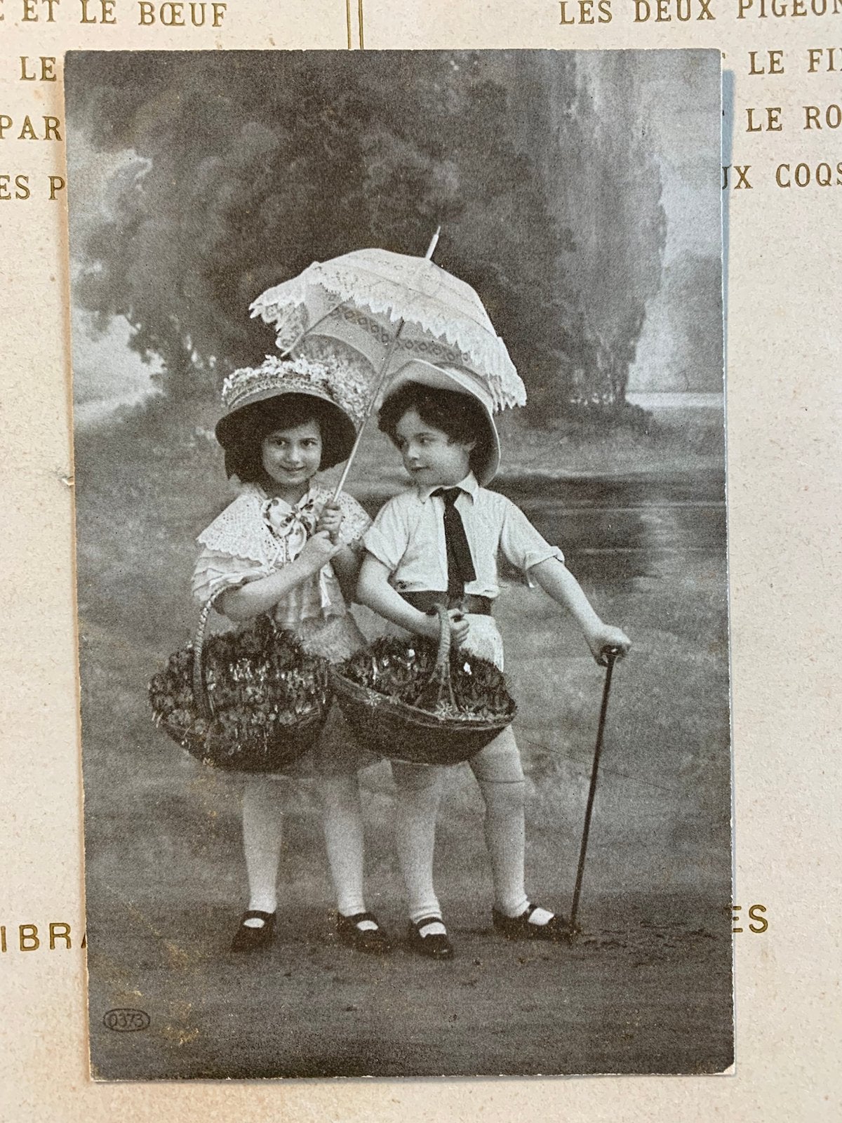 Twee kindjes onder een parasolletje (GG), Ophalen of Verzenden, Voor 1920, Gelopen, Kinderen