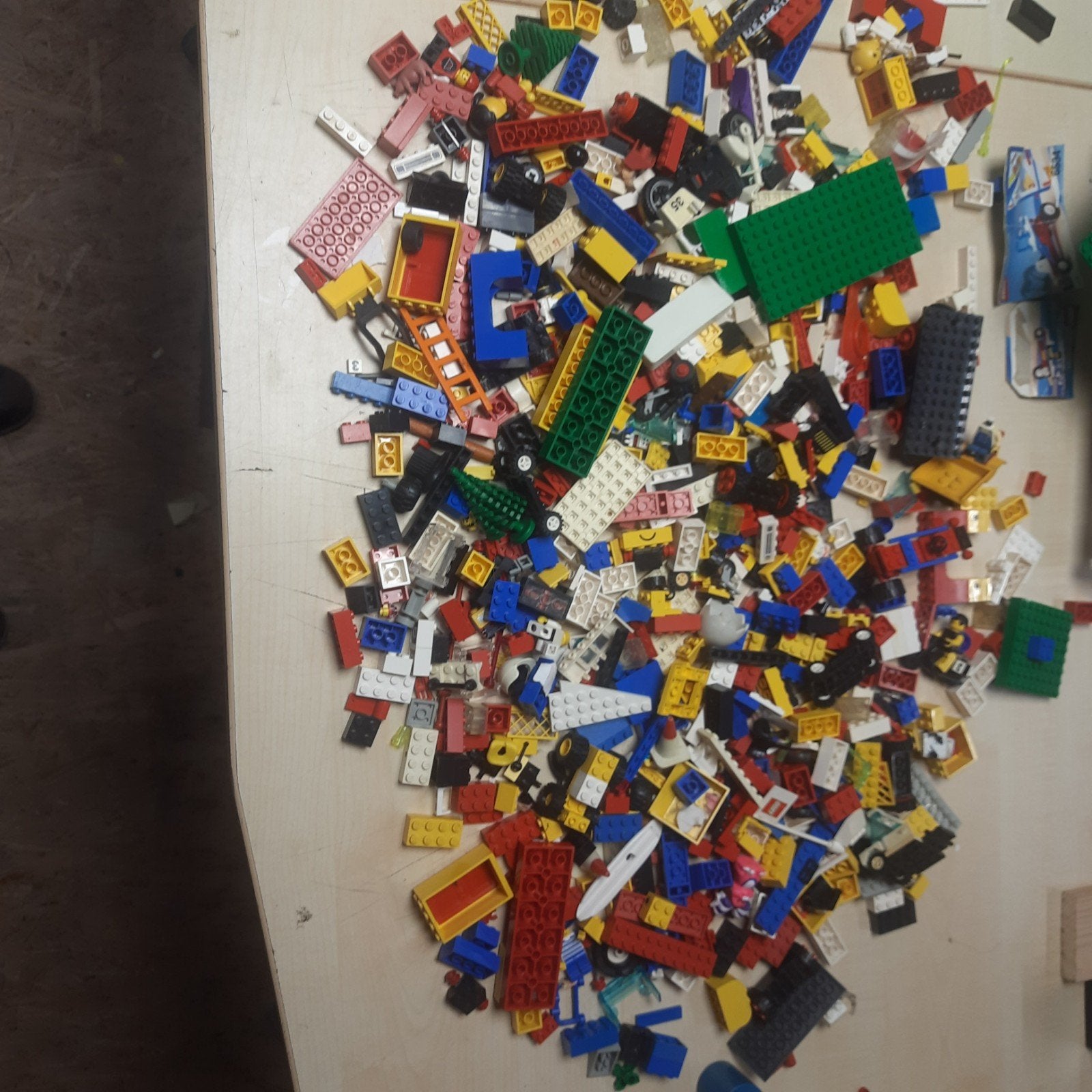 Partij vintage Lego losse stenen en grondplaat, Gebruikt, Lego, Ophalen of Verzenden, Inclusief minifiguren