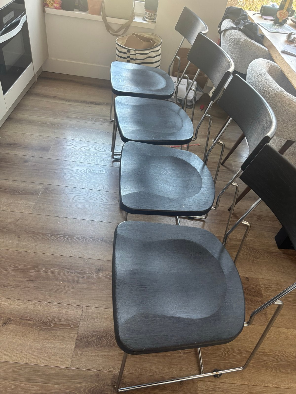 4 Zwarte houten stoelen met metalen onderstel, Huis en Inrichting, Stoelen, Ophalen, Gebruikt, Zwart, Vier