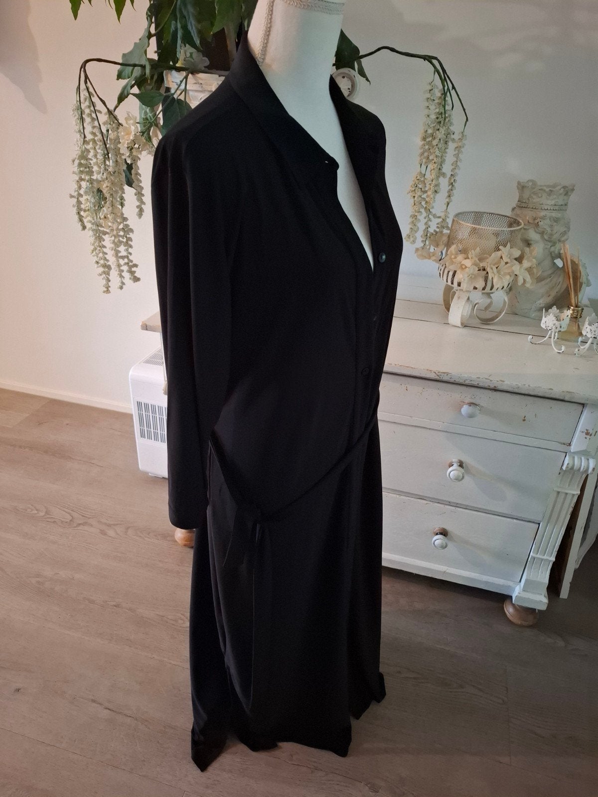 Mooie enkellange zwarte doorknoopjurk - travelstof XL, Zwart, Maat 46/48 (XL) of groter, Ophalen of Verzenden, Zo goed als nieuw