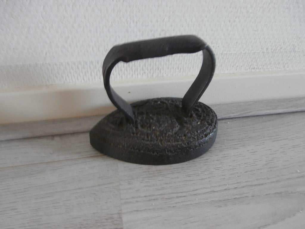 Antiek strijkijzer ijzeren strijkbout retro decoratie strijk, Ophalen of Verzenden