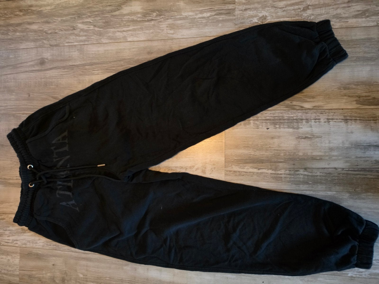 Bershka zwarte joggingbroek met 'Atlanta' opdruk, Zwart, Zo goed als nieuw, Maat 34 (XS) of kleiner, Lang