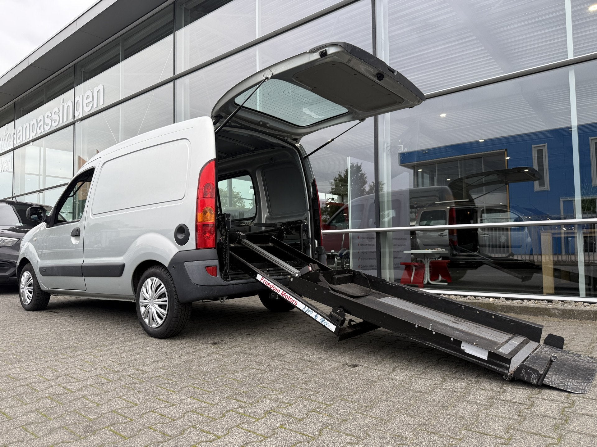 Renault Kangoo Express Rolstoelauto / Scootmobielauto 1.6-16, Auto's, Stof, Gebruikt, Renault, 1070 kg
