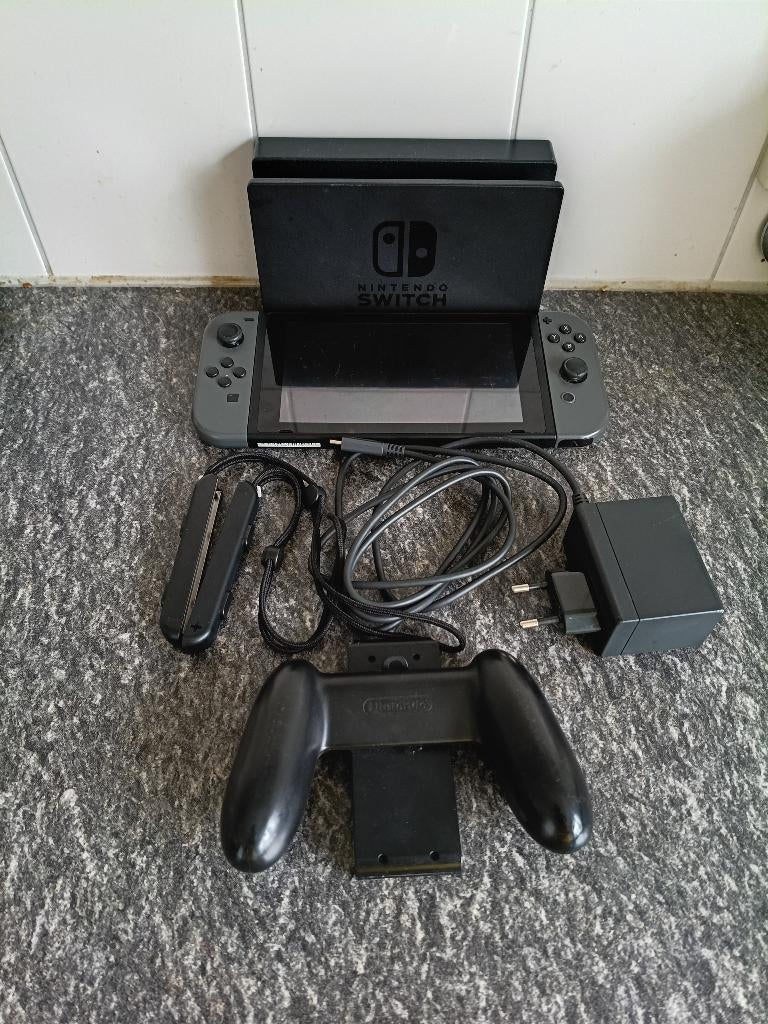 nintendo switch in gebruikte staat, Spelcomputers en Games, Spelcomputers | Nintendo Switch, Ophalen, Met 2 controllers, Switch Original