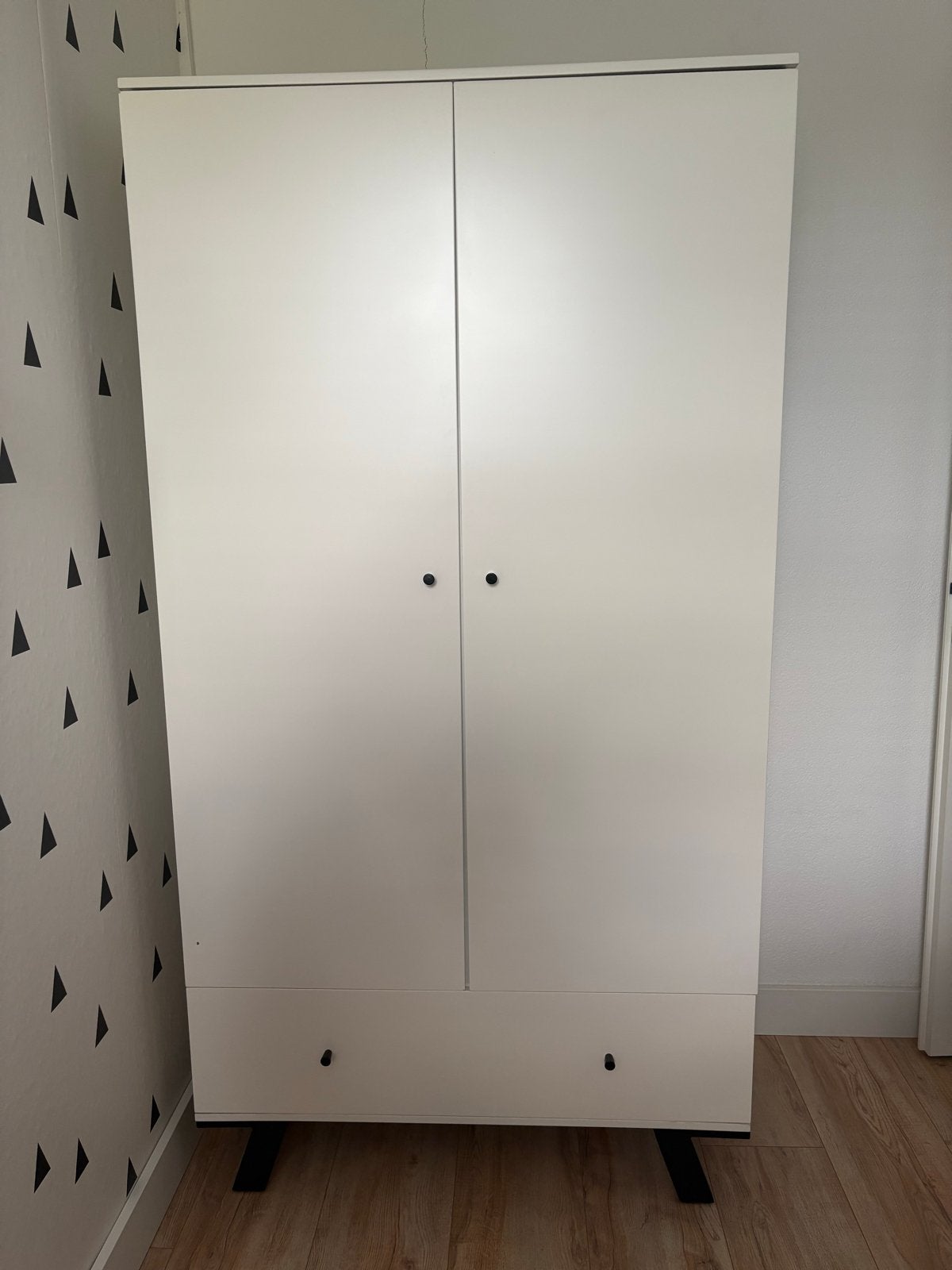 TWF Baby Kledingkast Wit met Zwarte Poten en Knopjes, Ophalen, Gebruikt, Kast, 50 tot 70 cm
