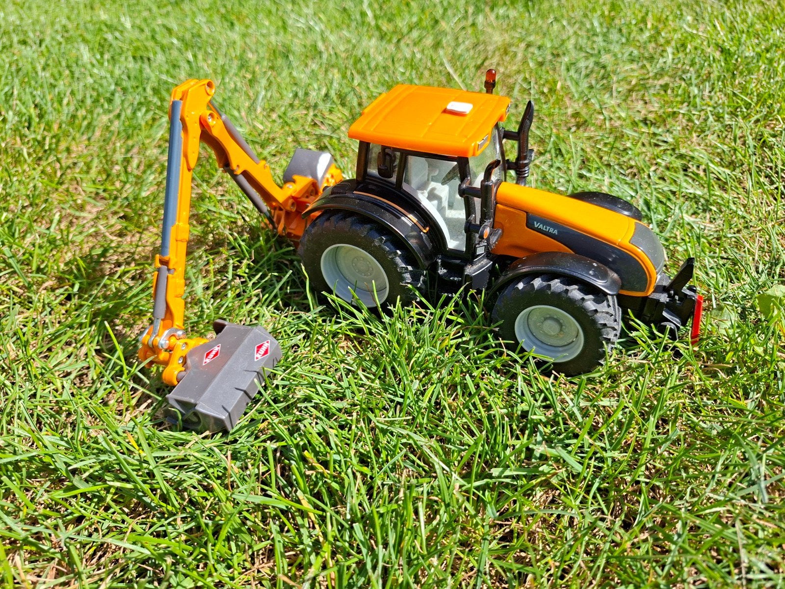 Siku Valtra tractor met kantenmaaier - Schaal 1:32, Ophalen of Verzenden, Zo goed als nieuw, Tractor of Landbouw, SIKU