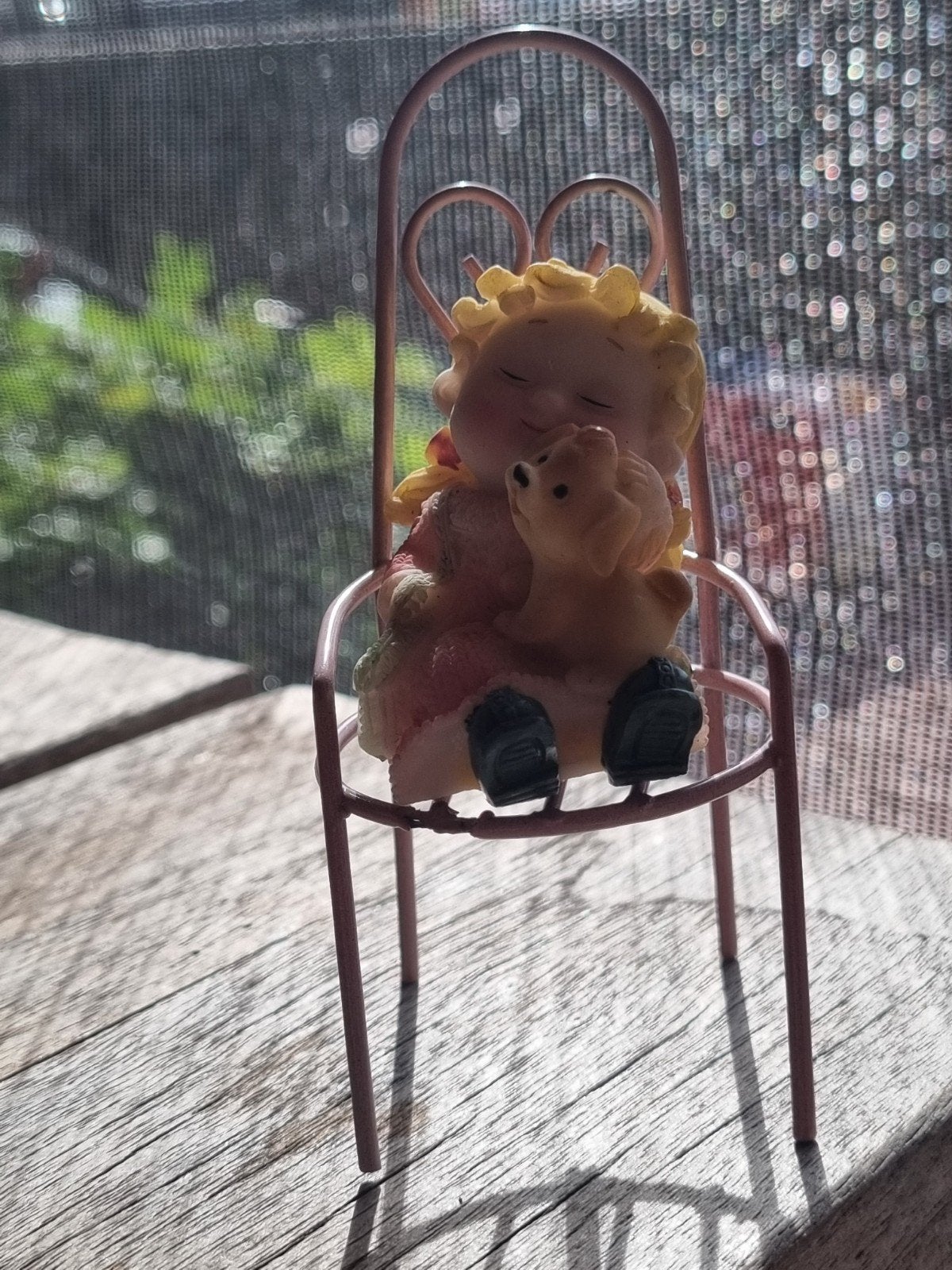 Schattig beeldje meisje met hondje op stoel, Ophalen of Verzenden, Gebruikt, Mens