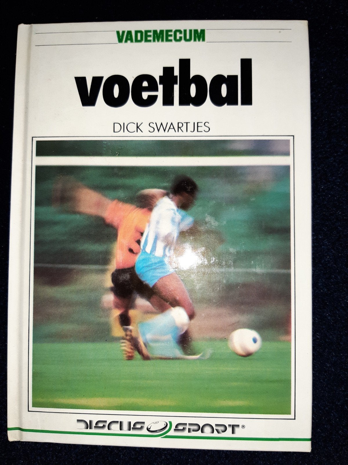 Voetbal, geschreven door Dick Swartjes, Ophalen of Verzenden, Zo goed als nieuw, Dick Swartjes, Balsport
