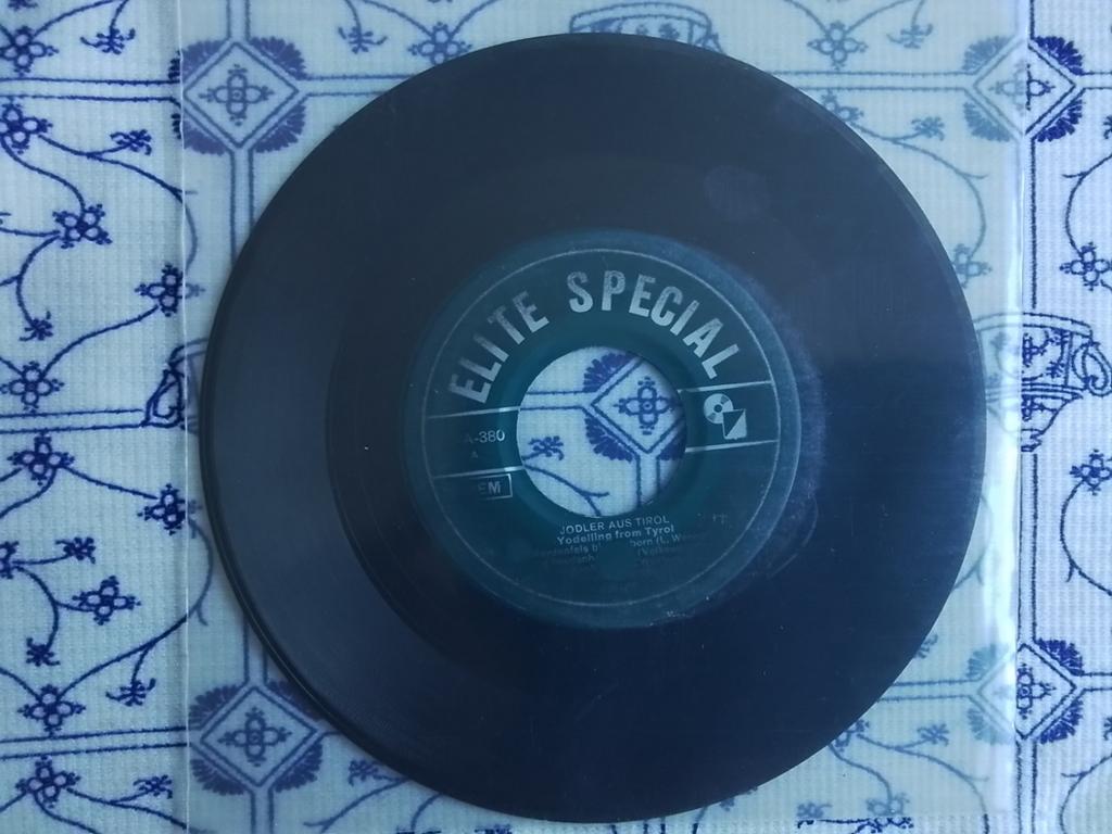 Jodler aus Tirol           Yodelling from Tirol, Ophalen of Verzenden, Zo goed als nieuw, Wereldmuziek, Single