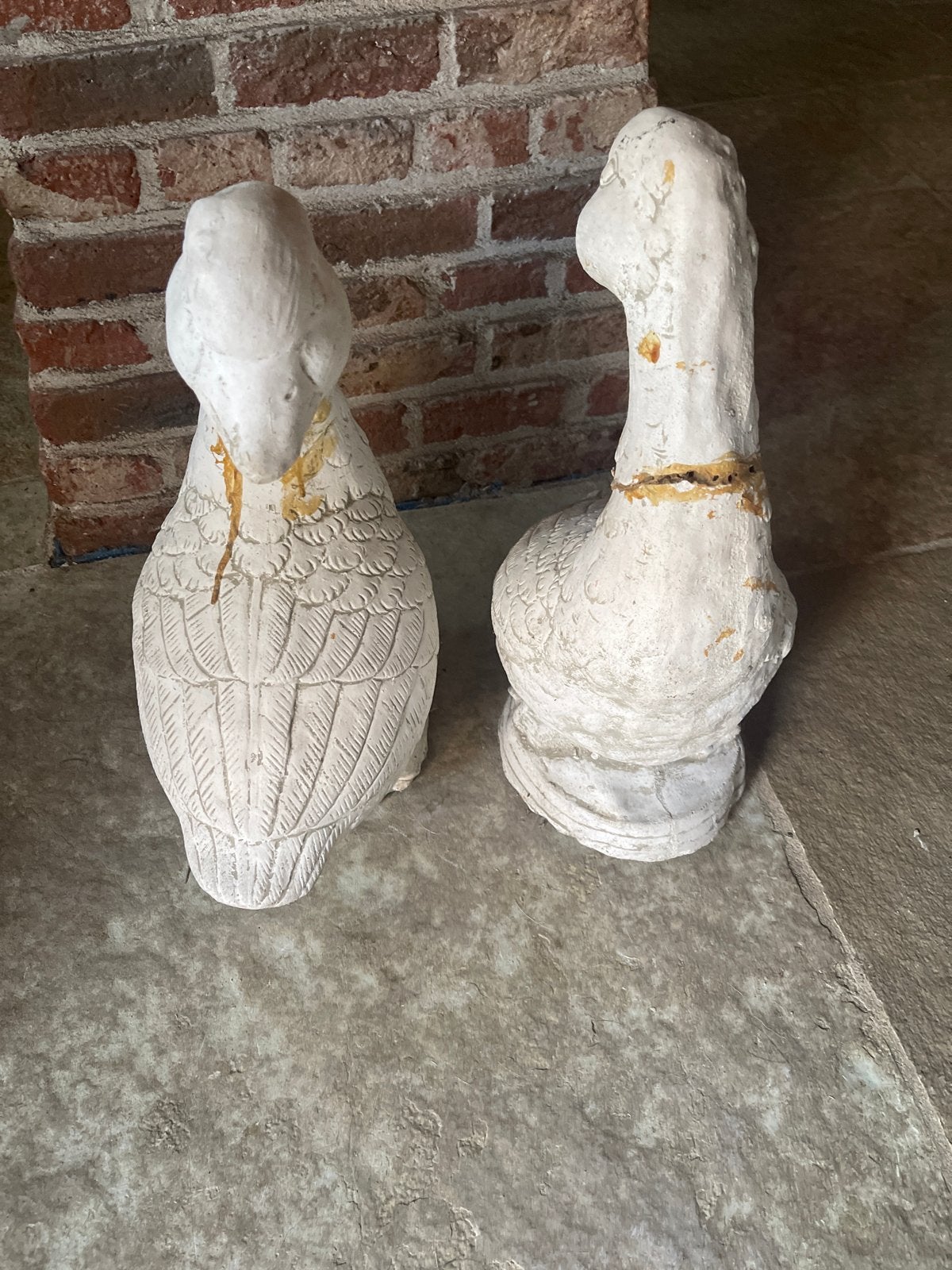 Twee betonnen eenden met gebroken nekken, Tuin en Terras, Ophalen, Gebruikt, Beton, Dierenbeeld