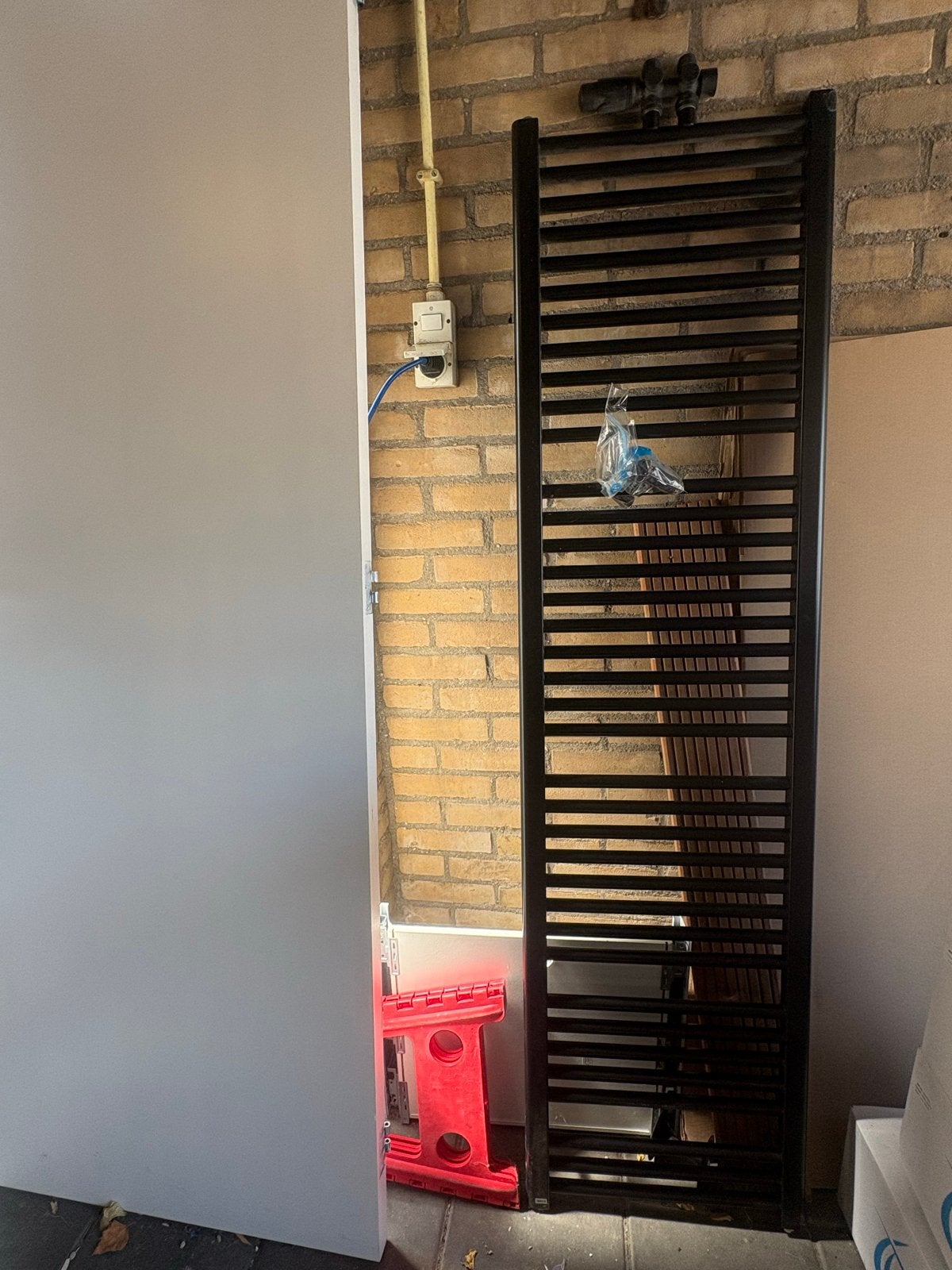 Zwarte handdoekradiator, gebruikt, Doe-het-zelf en Verbouw, Verwarming en Radiatoren, Ophalen, Gebruikt, Radiator, 60 tot 150 cm