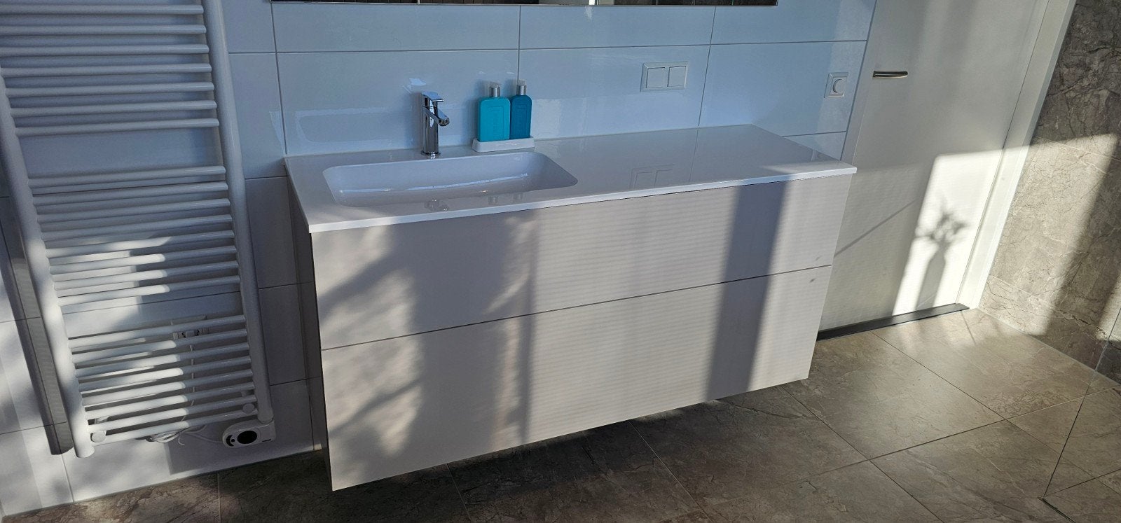 Polystone wastafel 140x45cm, asymmetrisch, dun blad, 100 tot 150 cm, Ophalen of Verzenden, Zo goed als nieuw, Minder dan 100 cm