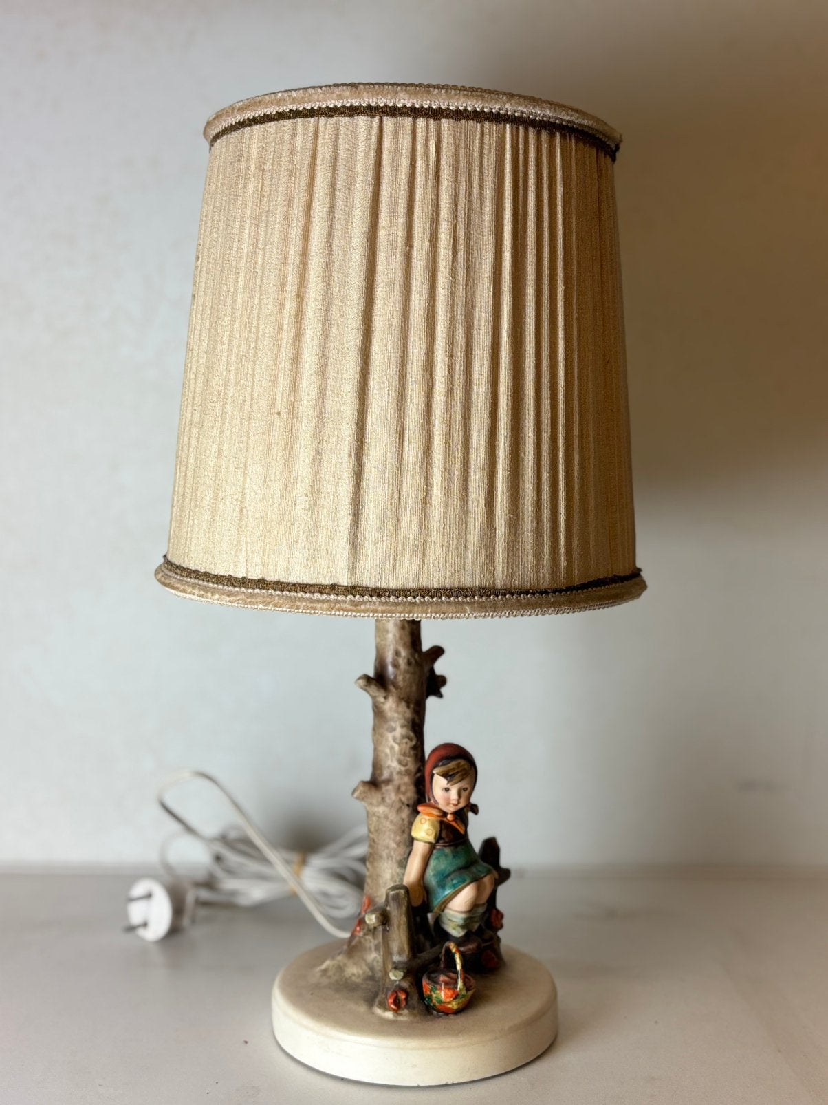 Vintage Goebel Hummel Tafellamp Just Resting, Beige, Ophalen of Verzenden, Zo goed als nieuw, Klassiek