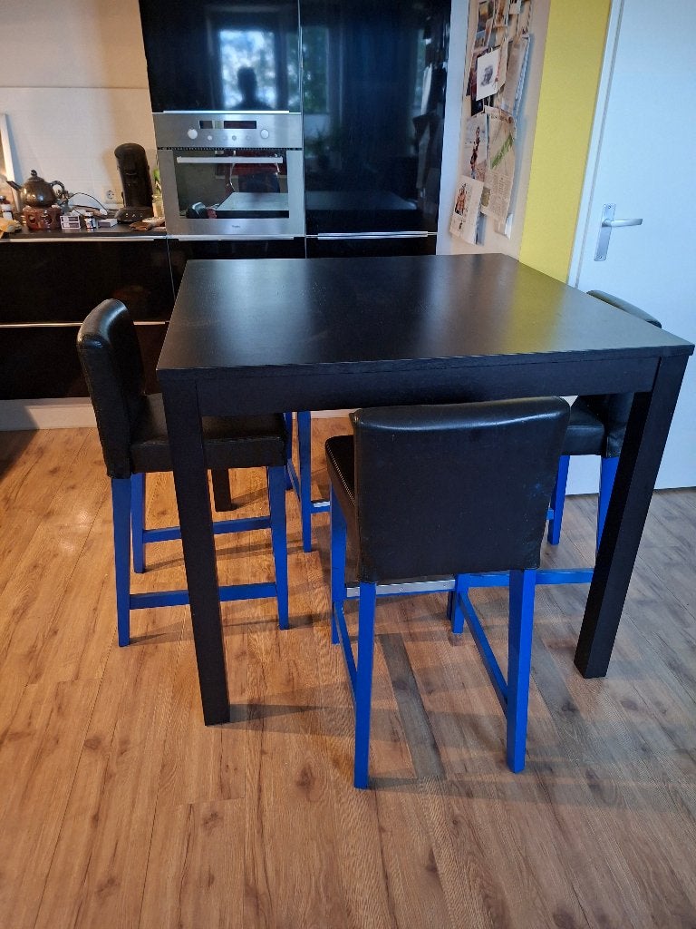 Foto 2 van Zwarte eettafel 110x110x95 met 4 zwartblauwe barkrukken