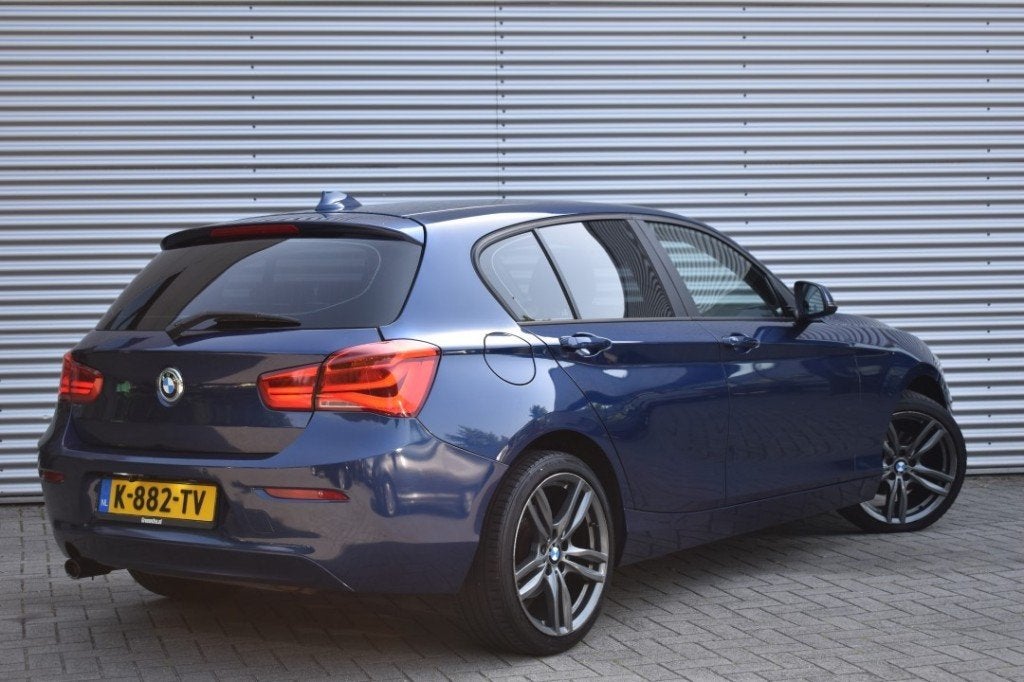 Bmw 1-SERIE 116I 5DRS. / 18inch M SPORT / APPLE CARPLAY + NA, Auto's, BMW, 1-Serie, Achterwielaandrijving, 1280 kg, 3 cilinders