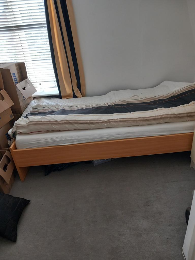 Een persoons bed met verstelbare lattenbodem, Ophalen, Gebruikt, 90 cm, Eenpersoons