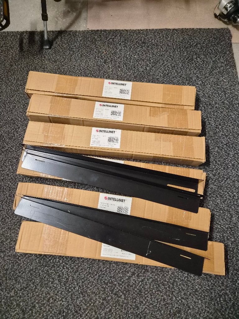 8x set L rails Intellinet patchkast/rack/serverkast 600mm, Computers en Software, Serverkasten, Ophalen of Verzenden, Zo goed als nieuw