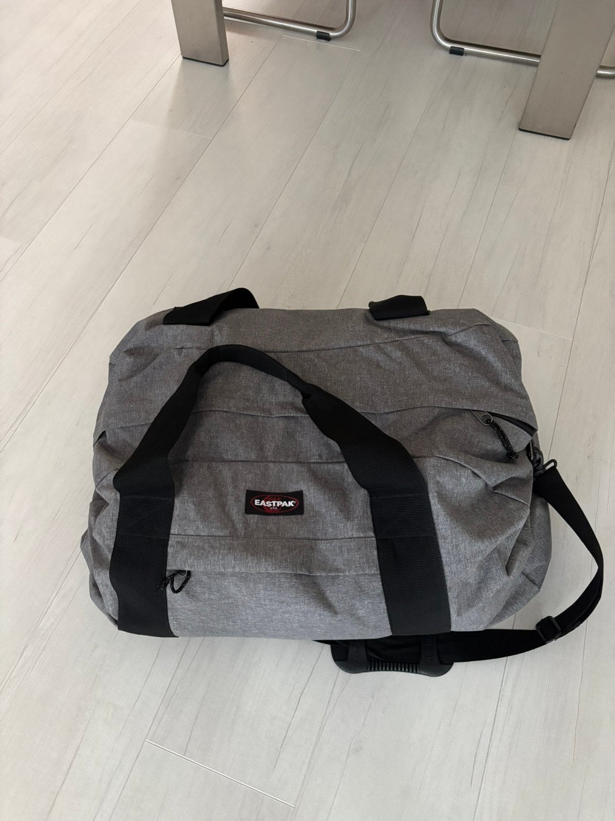 Eastpak reistas met schouderband grijs, Ophalen, 30 cm of meer, Minder dan 35 cm, Zo goed als nieuw