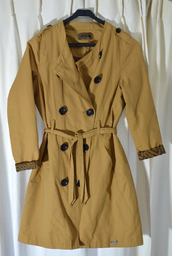 Okergele trenchcoat jas Numph maat 34, Kleding | Dames, Jassen | Zomer, Geel, Ophalen of Verzenden, Zo goed als nieuw, Numph