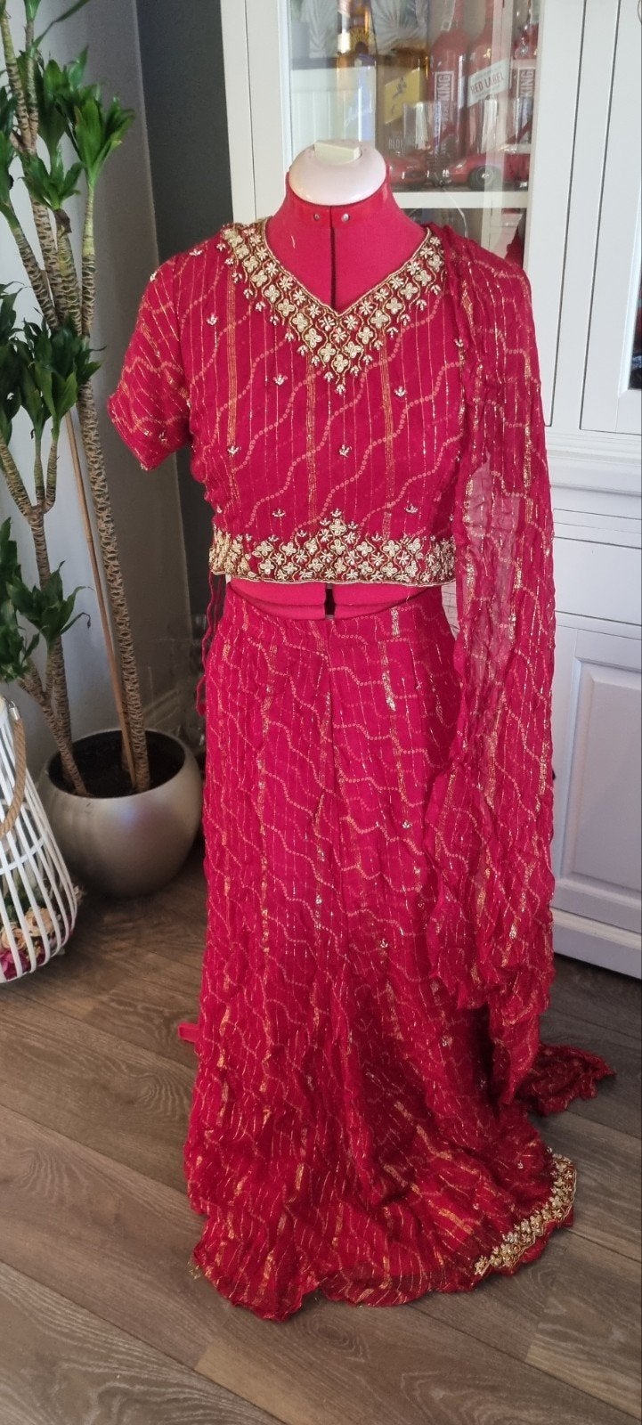 Prachtige rode Indiase jurk met gouden borduursels, Maat 38/40 (M), Overige typen, Ophalen of Verzenden, Rood