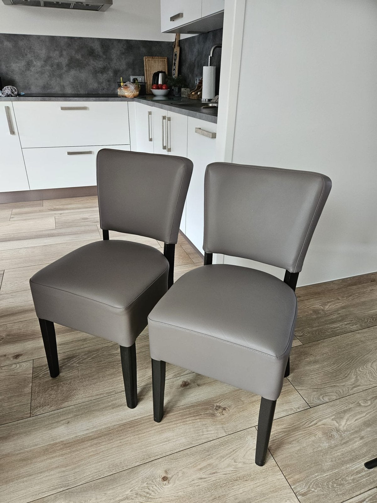 2 stoelen grijs/taupe met zwarte poten, Huis en Inrichting, Ophalen, Kunststof, Twee, Zo goed als nieuw