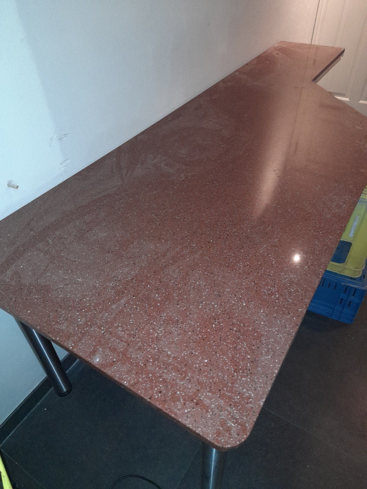 Robuuste tafel met terrazzo blad en metalen poten, Ophalen, Gebruikt, 200 cm of meer, 50 tot 100 cm