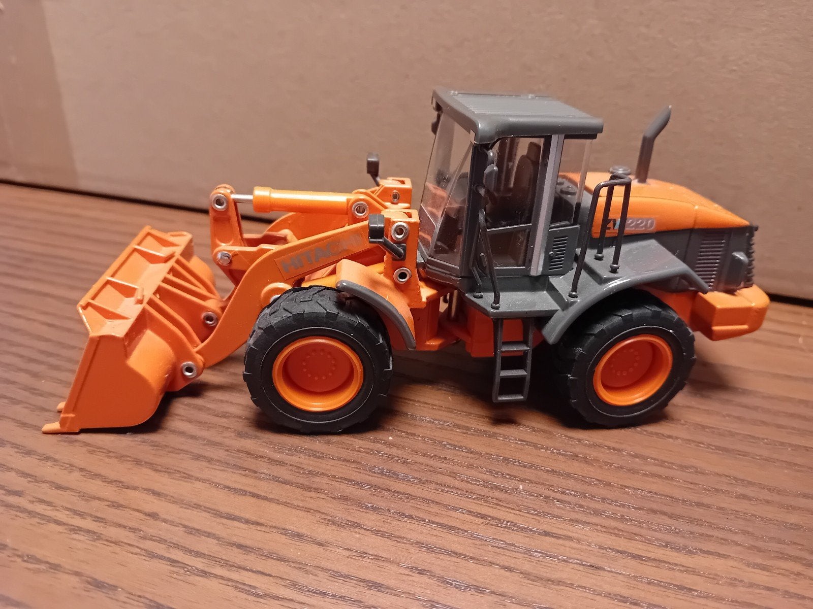Hitachi zw220 1.50, Ophalen of Verzenden, Zo goed als nieuw, Bus of Vrachtwagen