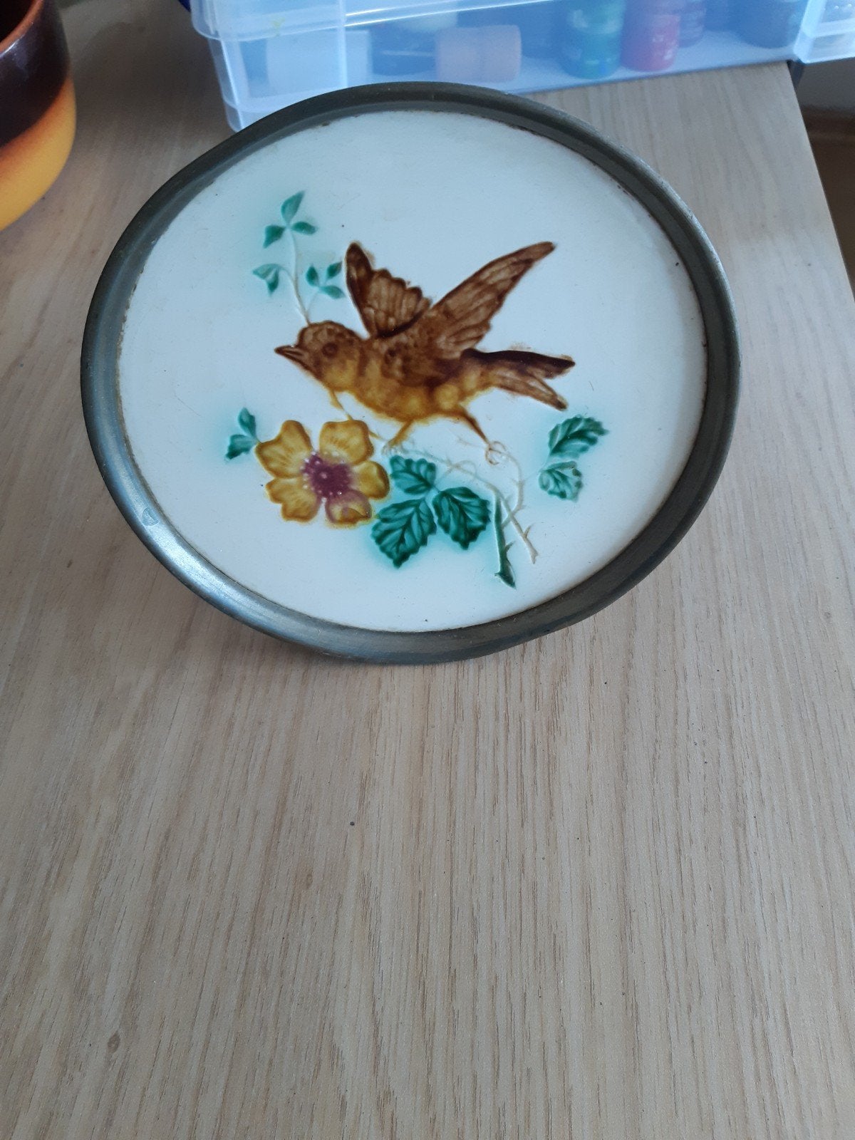 Vintage bordje met vogeldecor en metalen rand, Ophalen of Verzenden