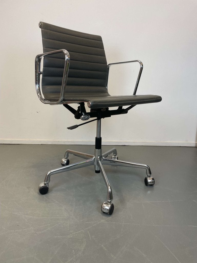 8 Vitra Eames Ea117 bureaustoel Bruin Leer alu